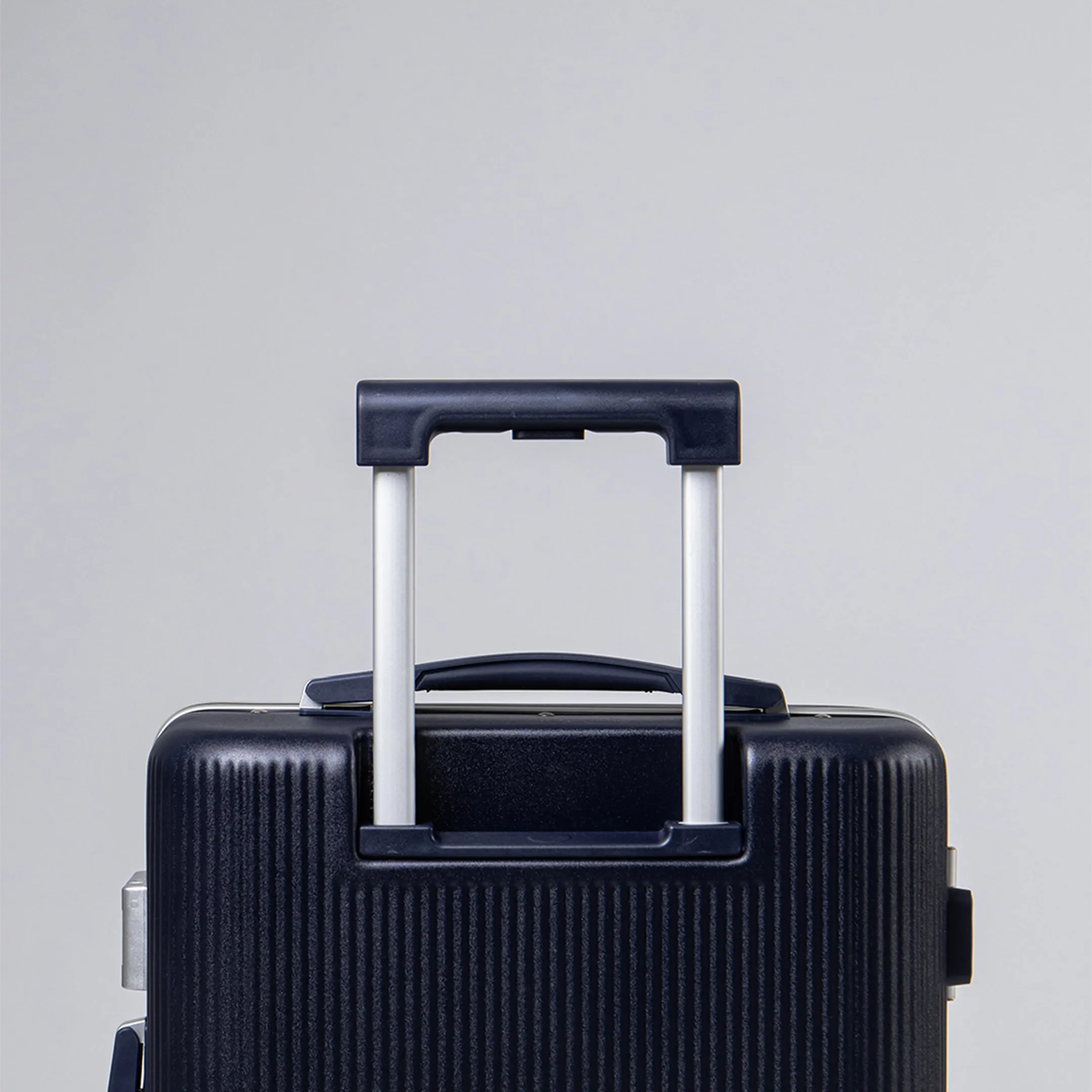 Quartz V.2 Aluminum frame Luggage กระเป๋าเดินทางโครงอลูมิเนียม